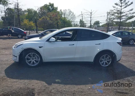2023 Tesla Model Y Awd/Long Range Dual Motor All-Wheel Drive z USA, uszkodzony, nr VIN 7SAYGAEEXPF759410